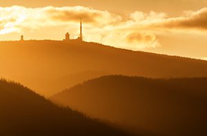 Berge im Sonnenuntergang im Herbst - Brocken im Harz - Panorama